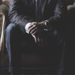 hombre sentado conversacion